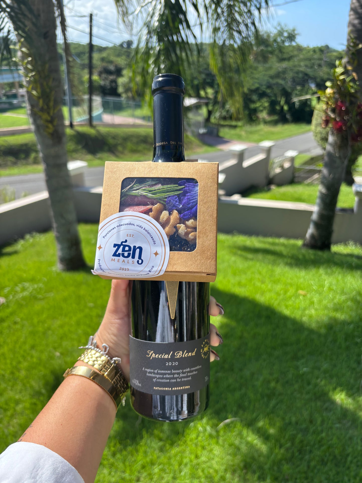 Mini charcutería + Botella de vino